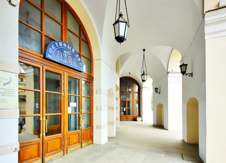 Гостиный Двор: Вид входной группы снаружи